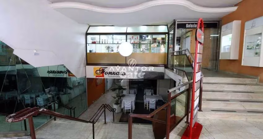 Sala comercial ampla, com escritório e 2 banheiros no centro da cidade.