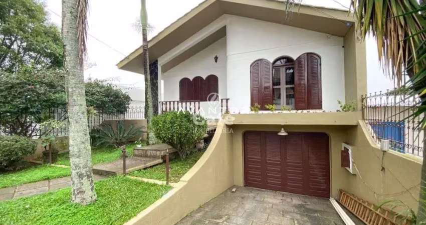 Ampla casa, 4 dormitórios, 1 suíte, 3 banheiros, espaço gourmet, piscina, bairro