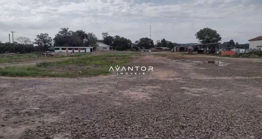 Terreno na boca do monte de 4.800 m², com pavilhão possui 10 salas, 4 banheiros