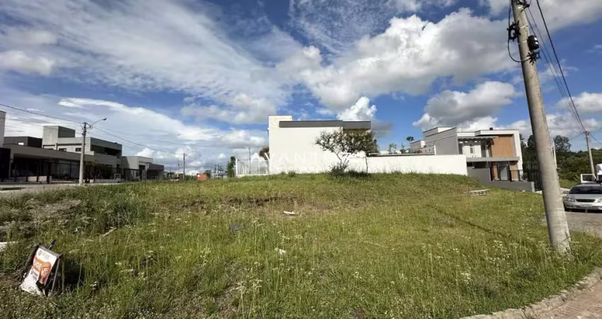 Terreno de esquina com 462m² no condomínio terras de santorini