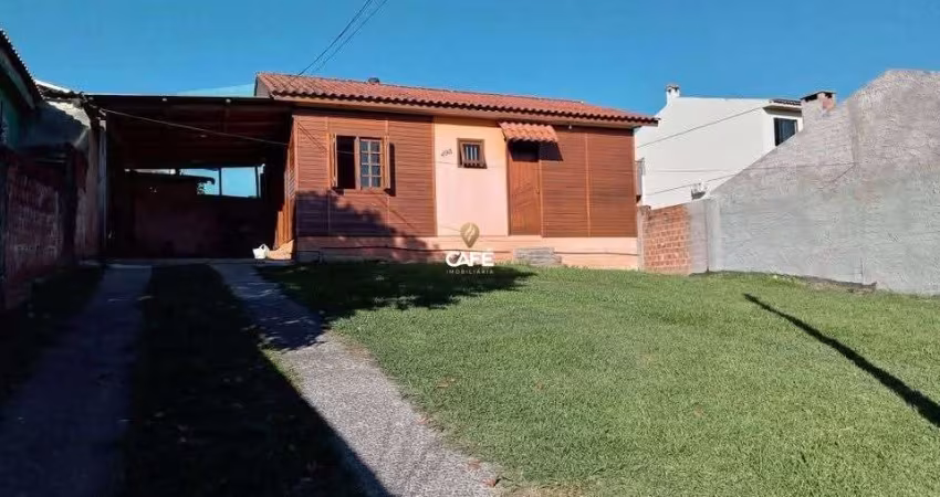Casa De 3 Dormitórios, Sala De Estar, Banheiro Social, Cozinha, Garagem e Pátio.