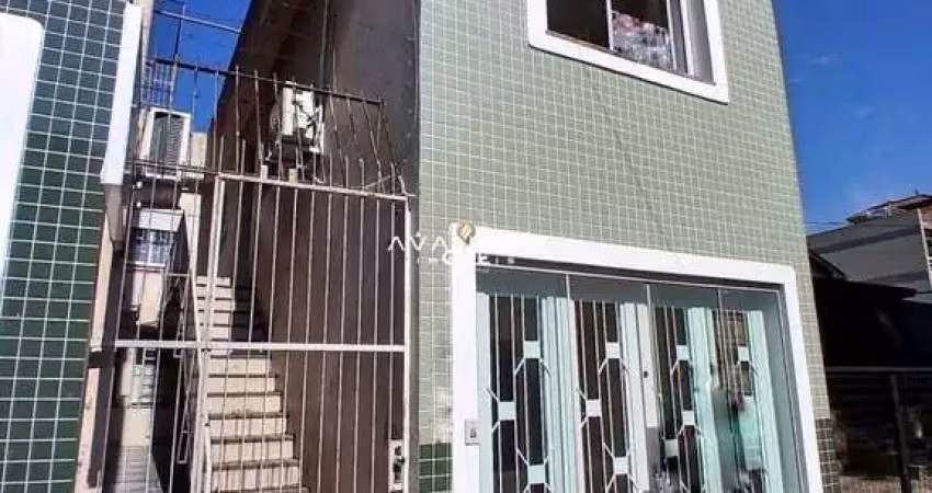 Apartamento central de 1 dormitório, sala de estar, banheiro social e cozinha.