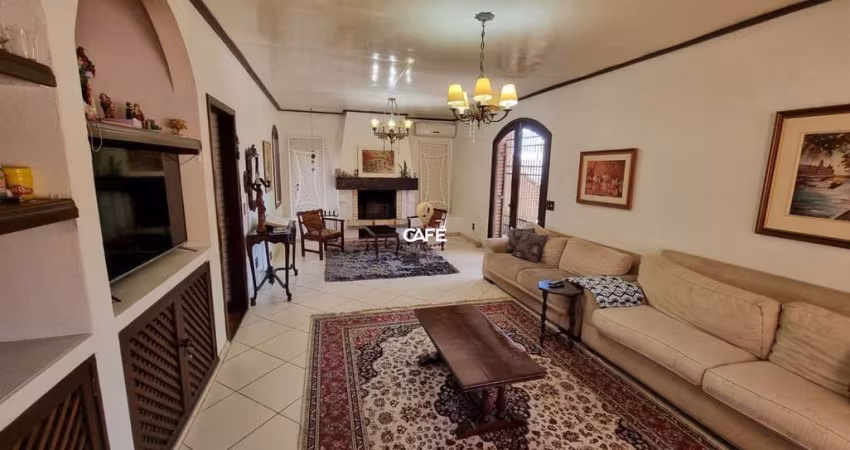Casa plana, com 3 suítes, no bairro Nossa Senhora de Lourdes