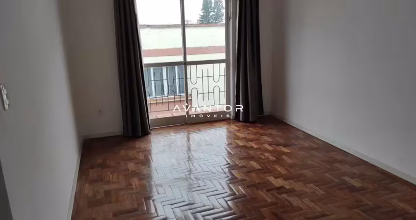 Apartamento central com 2 dormitórios - 2 banheiro - 1 box garagem.