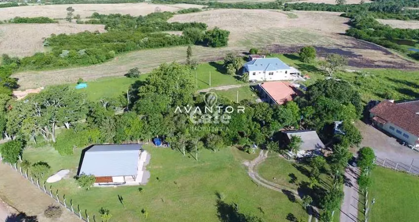 Linda chácara urbana com 2.730 m² com um lindo chalé de 91m² privativos - santa