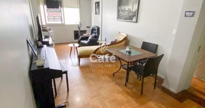 Amplo apartamento reformado no centro de Santa Maria com 2 dormitórios mais depe