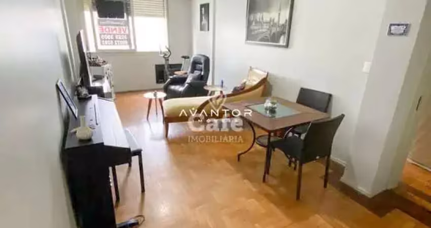 Amplo apartamento reformado no centro de santa maria com 2 dormitórios mais depe