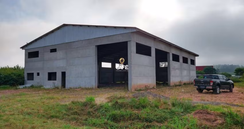 Pavilhão Amplo De 700 m² com Mezanino e Mais Área de Meio Hectare.