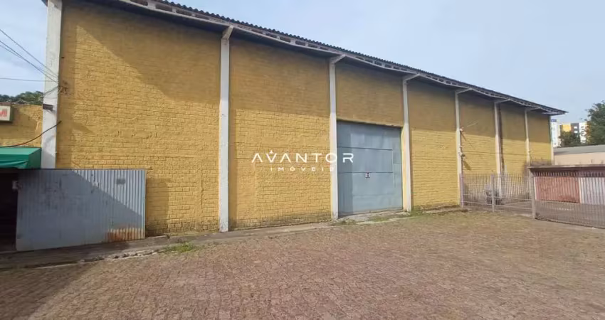 Pavilhão amplo de 400 m², com 2 salas de escritório, mezanino, cozinha, 3 banhei