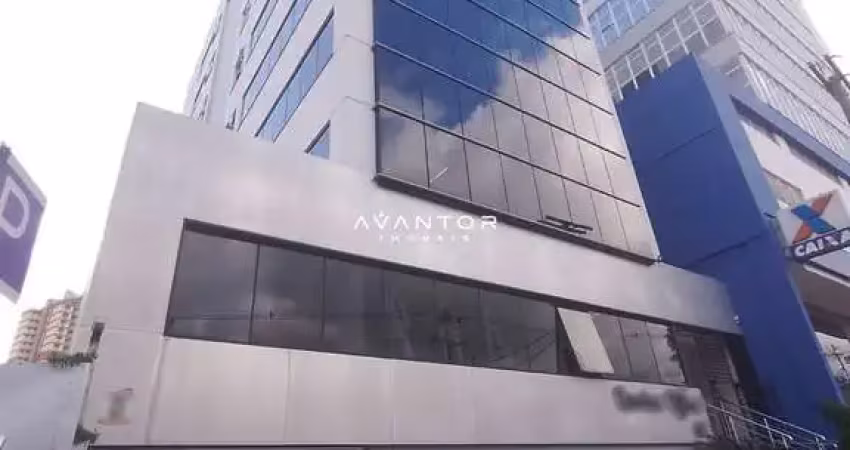 Sala comercial mobiliada de 43 m² composta por 3 salas, com recepção, banheiro,