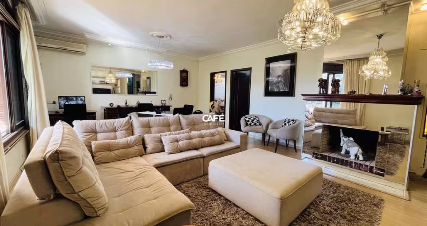 Imponente casa com amplo pátio em bairro tranquilo e familiar.
