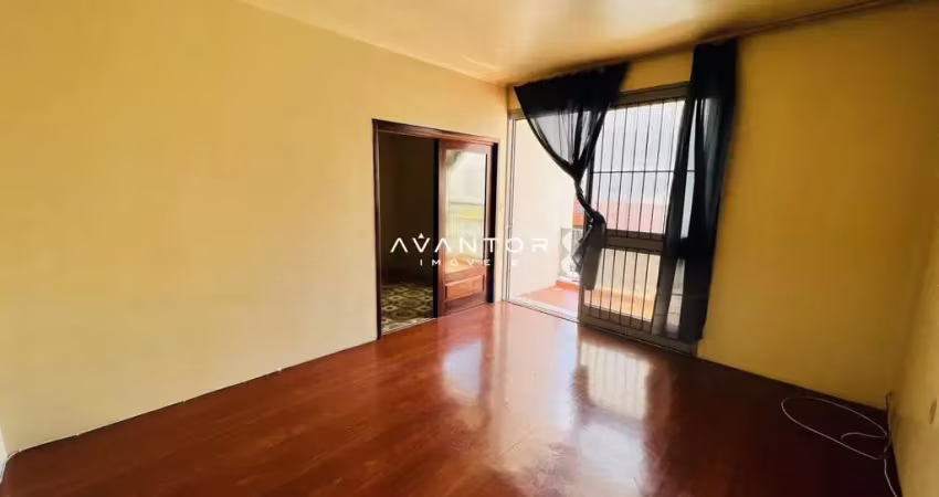 Amplo apartamento central com 3 + dependência (4 dorm.), 1 suíte e 1 garagem cob