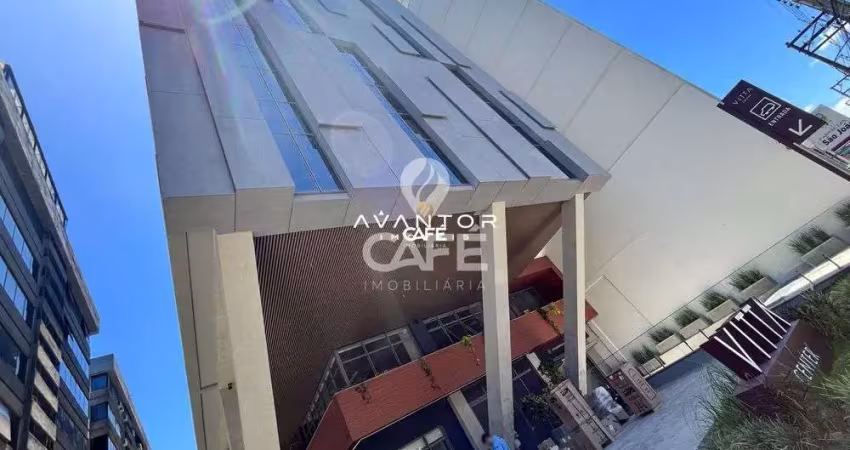 Sala comercial ampla com banheiro e garagem no vitta center.