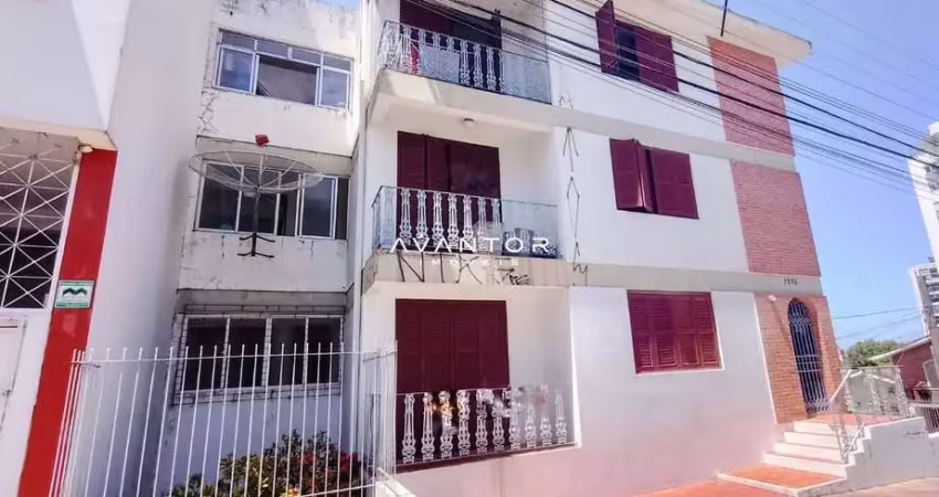 Apartamento central amplo de 2 dormitórios, sala de estar, banheiro social, cozi