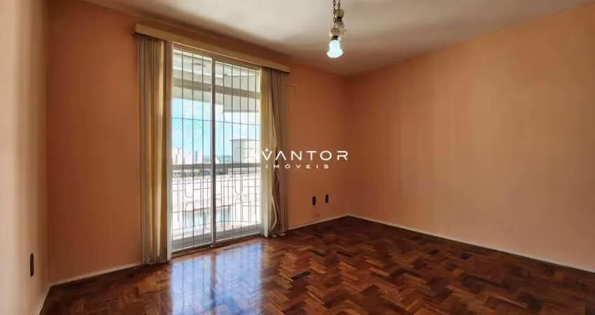 Amplo apartamento de 3 dormitórios, 2 banheiros e garagem.