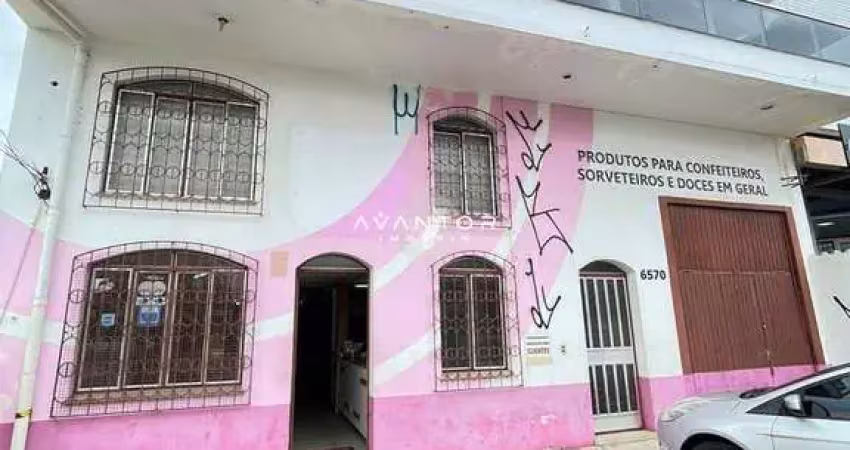 Loja / ponto comercial amplo de 432 m², possui 2 banheiros, mezanino e estaciona