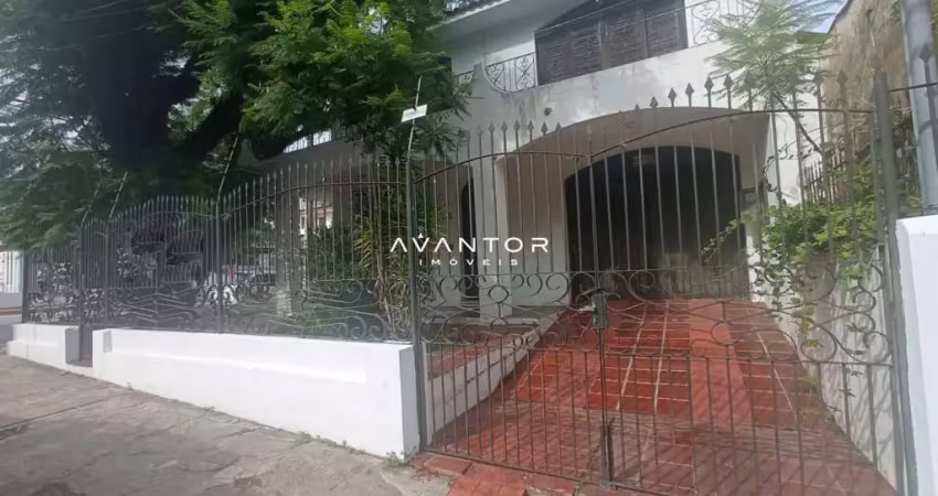 Casa comercial ampla de 300 m², possui 4 salas, 4 banheiros, cozinha, área de se