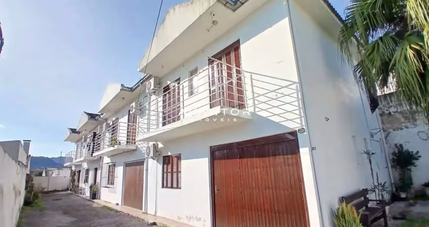 Casa duplex em condomínio de 2 dormitórios, sala de estar, sala de jantar, 2 ban