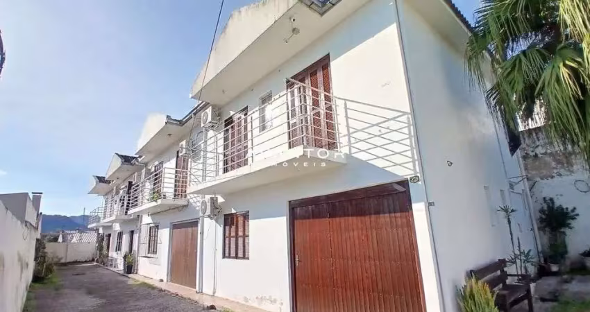 Casa duplex em condomínio de 2 dormitórios, sala de estar, sala de jantar, 2 ban