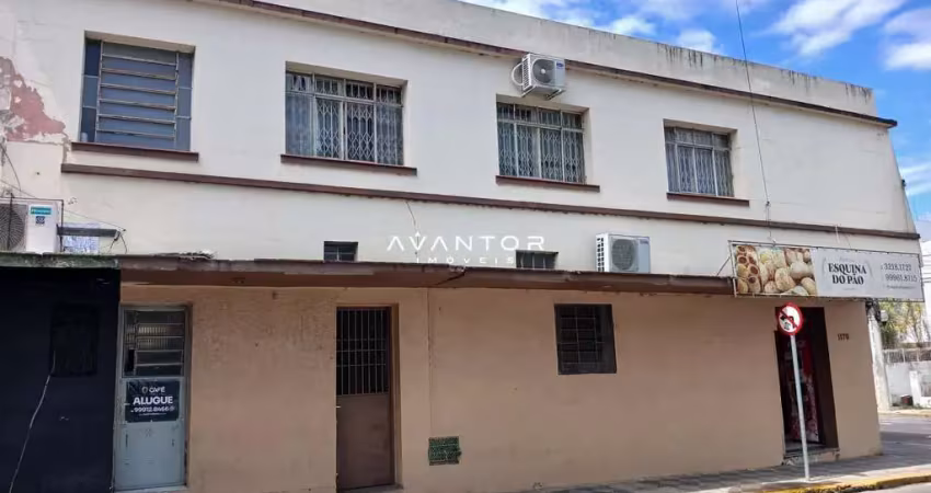 Apartamento central de 2 dormitórios, sala de estar, banheiro social, cozinha, á