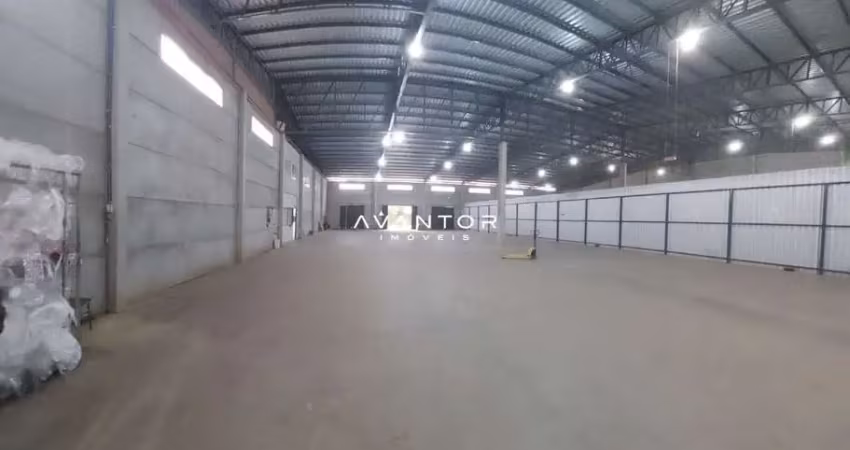 Amplo pavilhão com 780m², com 3 docas e mais 230m² de escritórios bem localizado