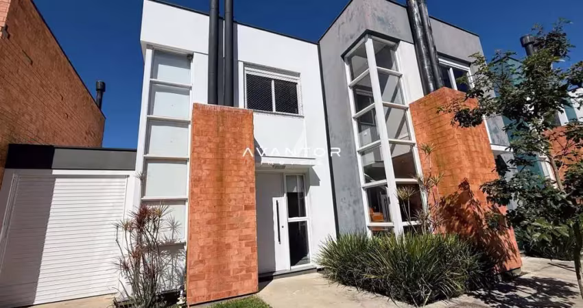 Casa em um belo condomínio fechado, e em ótima localização.