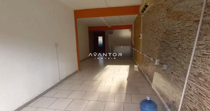 Sala comercial no centro, de frente para uma das principais avenidas da cidade.