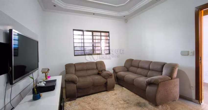 Imóvel com excelente distribuição e amplo quintal!