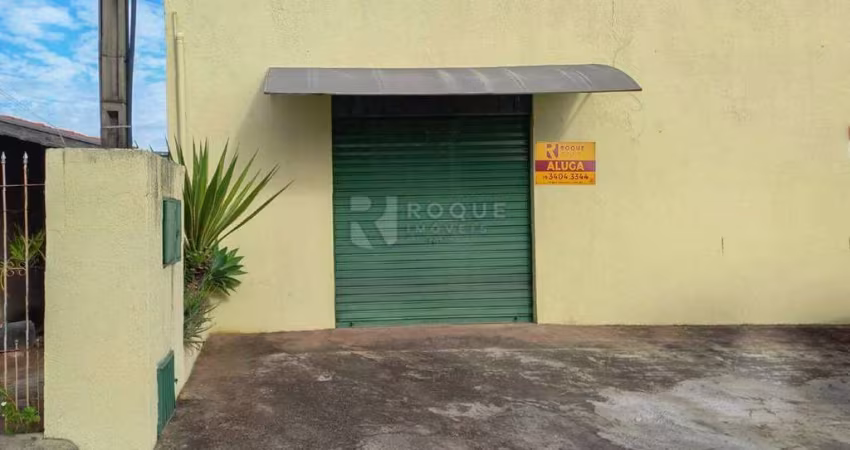 Casa com salão comercial na Vila Cavinato
