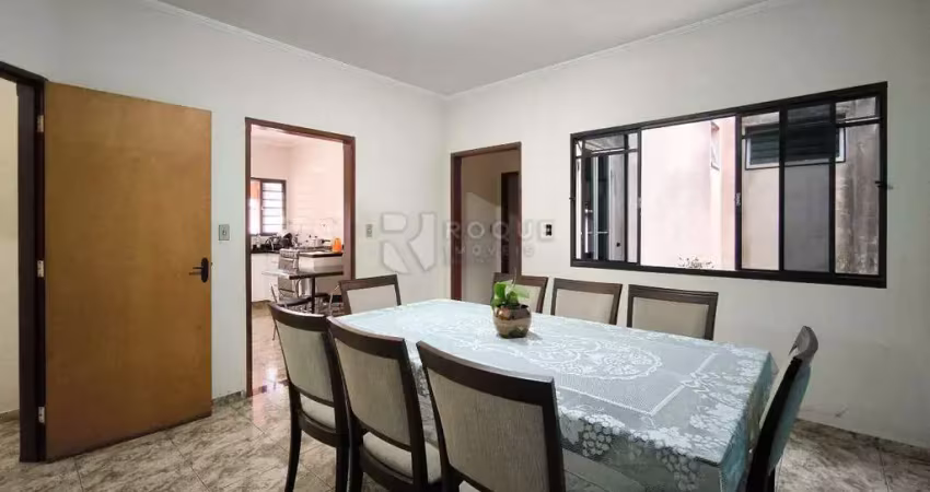 Casa com 3 dormitórios, sendo 1 suíte disponível para venda. Aceita financiamento.