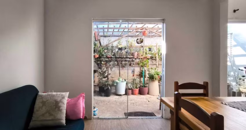 Casa residencial localizada na Vila São Roque