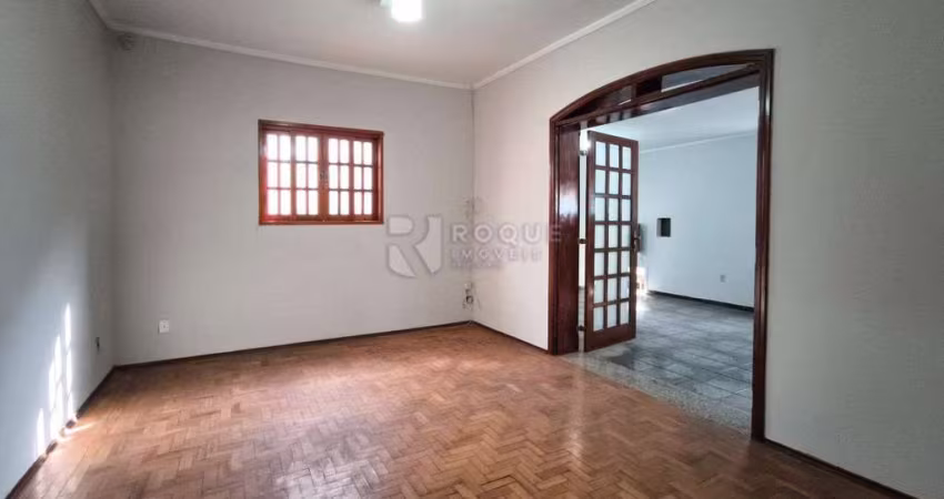 Casa com Edicula em excelente localização