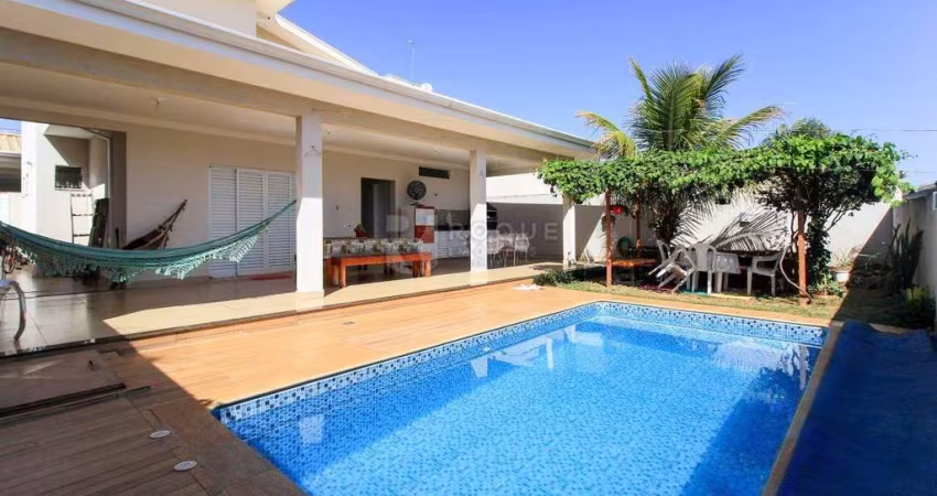 Casa em condomínio com 3 suítes.