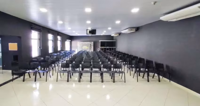 Imóvel à venda com salão amplo, área externa e prédio anexo