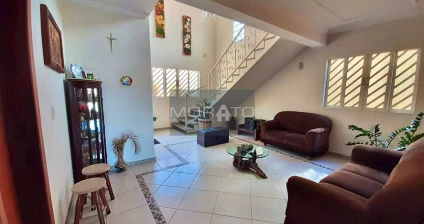 Casa com 5 quartos sendo 2 suíte com 5 vagas de garagem no bairro João Pinheiro.