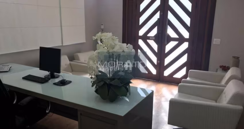 Casa com 12 Salas Comerciais, 2 Vagas de Garagem, no Bairro Castelo