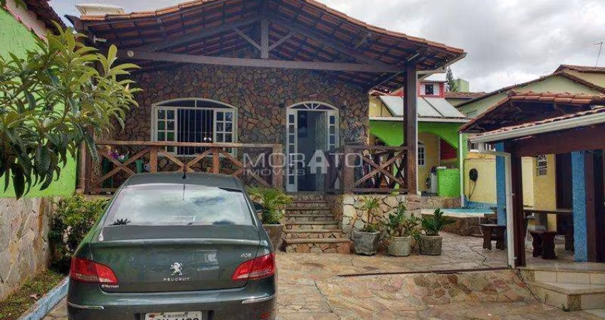 Casa com 3 quartos sendo 1 suíte e 6 vagas de garagem no Bairro Camargos.