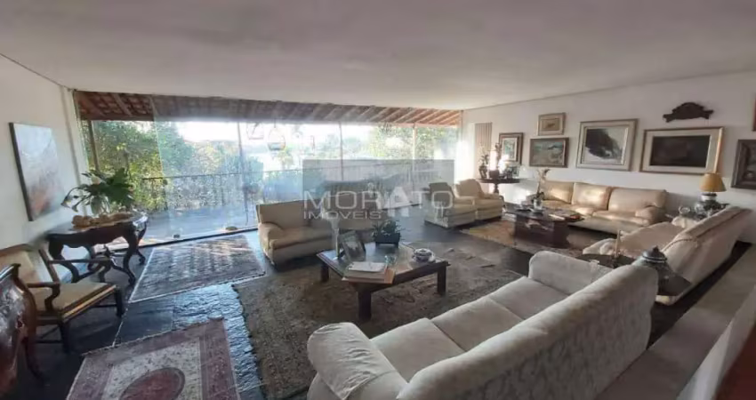 Casa com 5 quartos 1 suíte e 4 vagas no bairro São Luiz em Belo Horizonte.