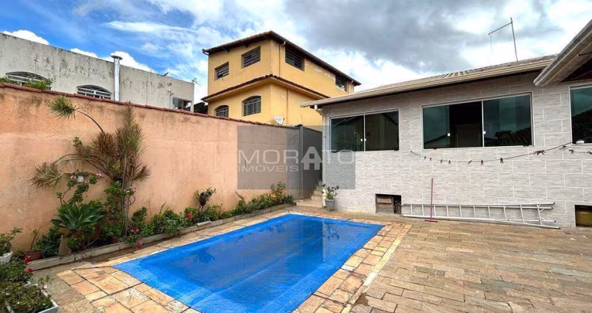 Belíssima casa em lote de 360m², com 3 quartos com suíte , closet, piscina e churrasqueira e loja em anexo