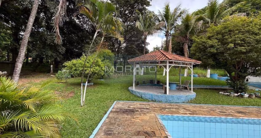 Lote de Esquina 1.800m², no Bairro Pedra Azul