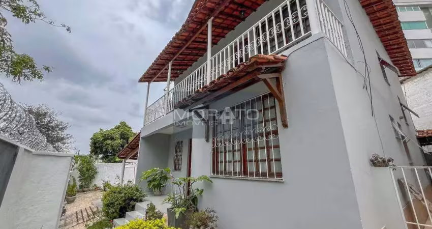 Casa 5 Quartos, 2 Suítes, 4 Vagas de Garagem no Bairro Dona Clara
