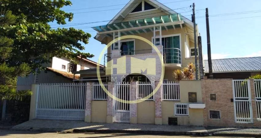 Casa de dois pavimentos com 4 dormitórios à venda, Centro - Balneário Piçarras/SC
