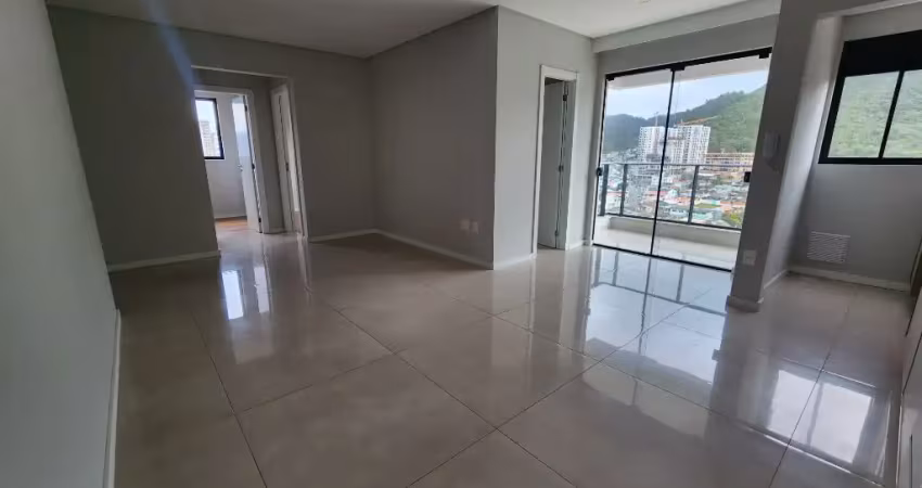 Aluguel anual de apartamento semimobiliado com 02 suítes no bairro fazenda em itajaí-sc