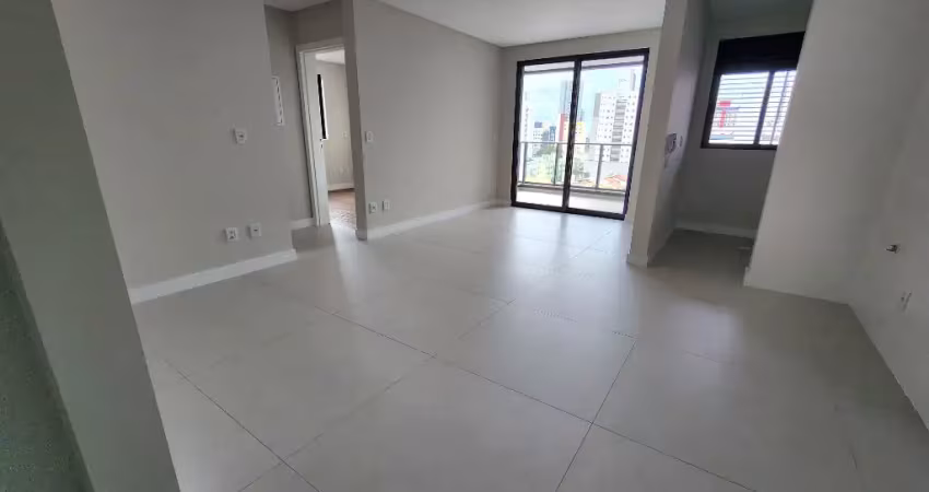 Aluguel anual de apartamento novo semimobiliado com 02 suítes no centro de itajaí-sc