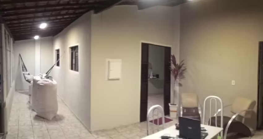 Vendo Uma Casa Na Região Parque Das Américas Com 3 Quartos Por 450 Mil.