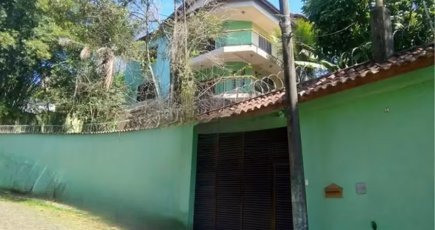 Casa sobreposta lindissima em meio a natureza no morro dos barbosas