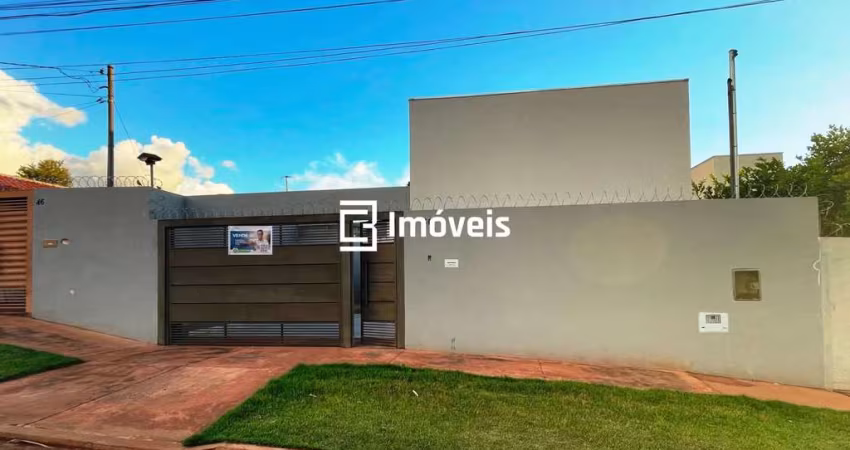 Casa de 03 quartos com suíte e garagem coberta.