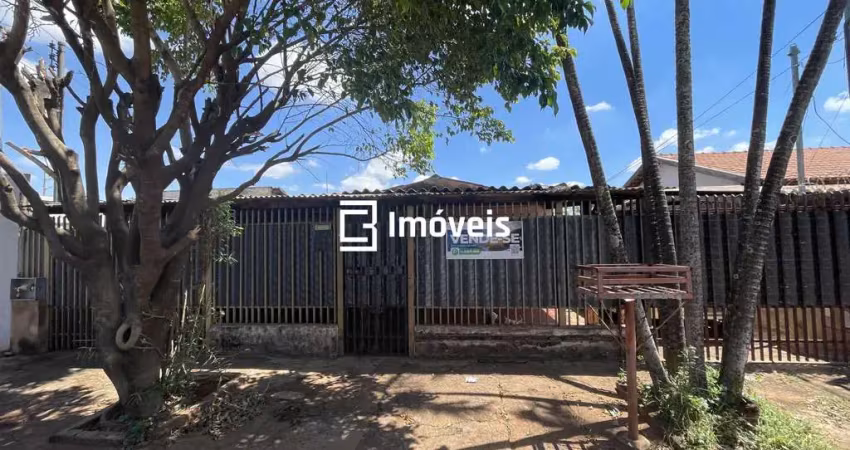 Imóvel com foco em venda apenas do terreno.