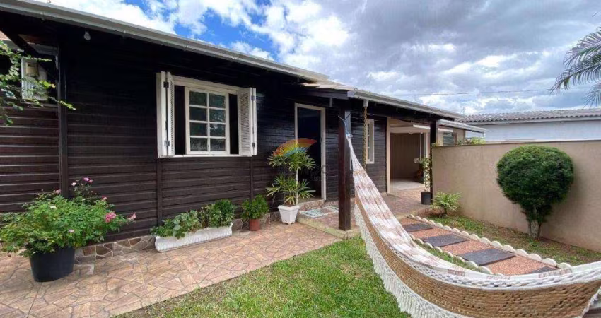 Casa plana mista ,c/ 185m² construídos e amplo pátio com piscina no Bairro Liberdade.