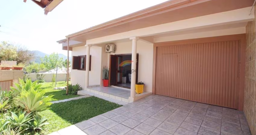 Bela casa plana com área construída de 325m², sendo 03 dormitórios, em Hamburgo Velho!
